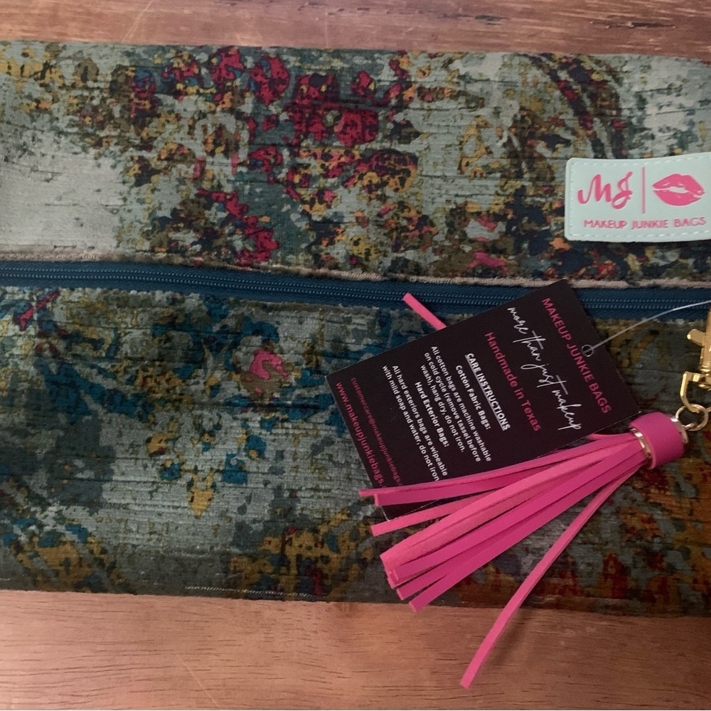 Makeup Junkie medium Red/Green Bag any purchase today will come with free gift!